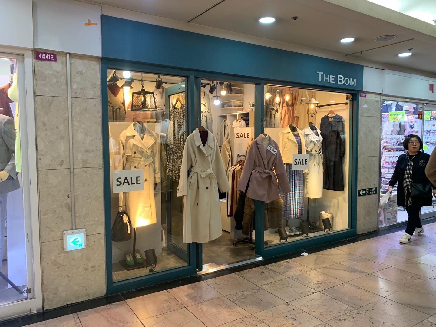 顾客在釜山西面地下街购物，时尚氛围浓厚，韩国热门购物街。